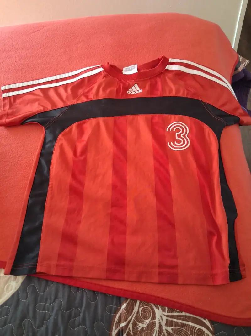 Camiseta deportiva roja con número - 3