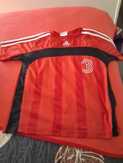 Camiseta deportiva roja con número - miniatura 3