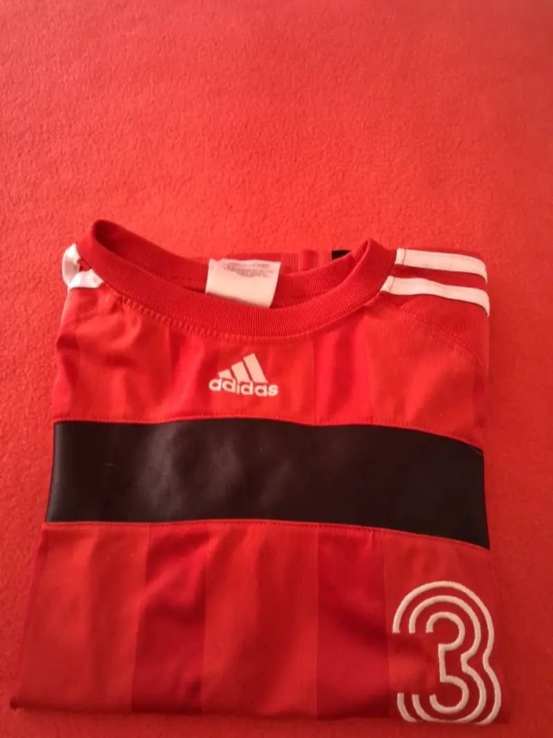 Camiseta deportiva roja con número - 4
