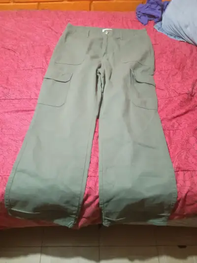 Pantalones cargo verde oliva - miniatura 1