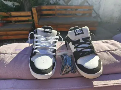 Zapatillas DC cure blancas y negras - miniatura 1