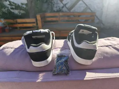 Zapatillas DC cure blancas y negras - miniatura 2