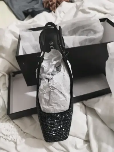 Zapatos de taco alto negros brillantes - miniatura 3