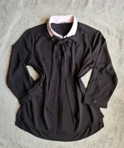 Blusa negra con lazo - miniatura 1