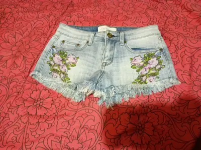 Shorts de mezclilla bordados - miniatura 1