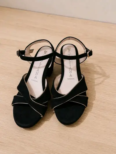 Sandalias negras de tacón bajo - miniatura 2