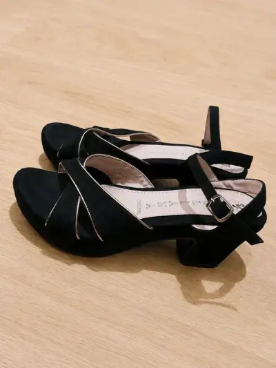 Sandalias negras de tacón bajo - miniatura 3