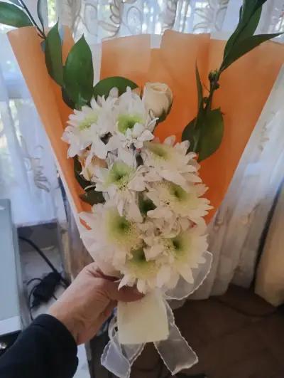 Ramo de flores blancas y naranja - miniatura 1