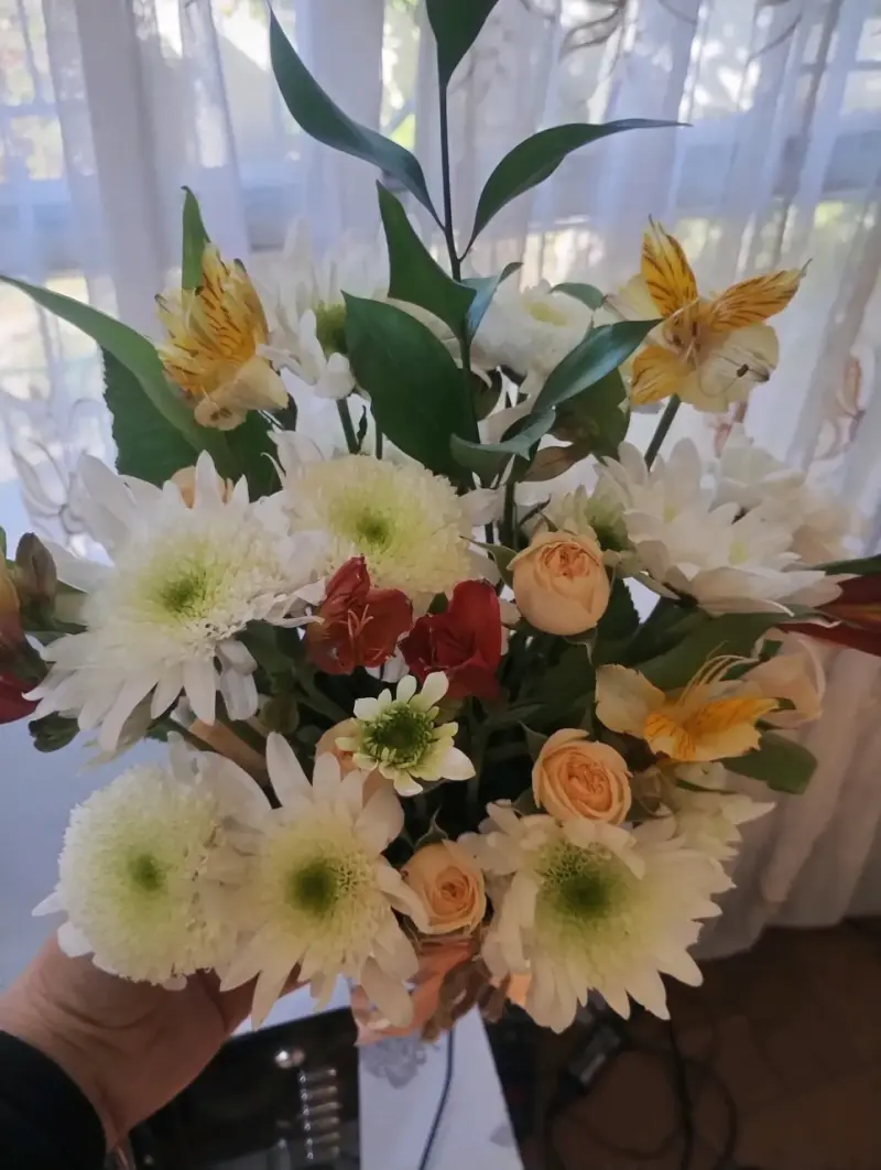 Ramo de flores blancas y naranja - 2