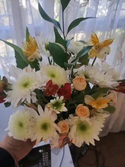 Ramo de flores blancas y naranja - miniatura 2