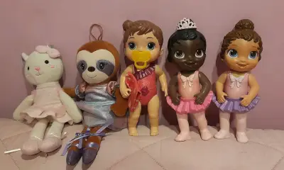 Muñecas y peluches variados - miniatura 1