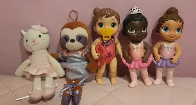 Muñecas y peluches variados - miniatura 2