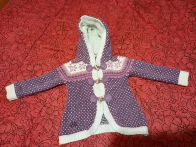 Abrigo morado con capucha - miniatura 1