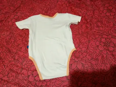 Body de bebé blanco con diseño - miniatura 2