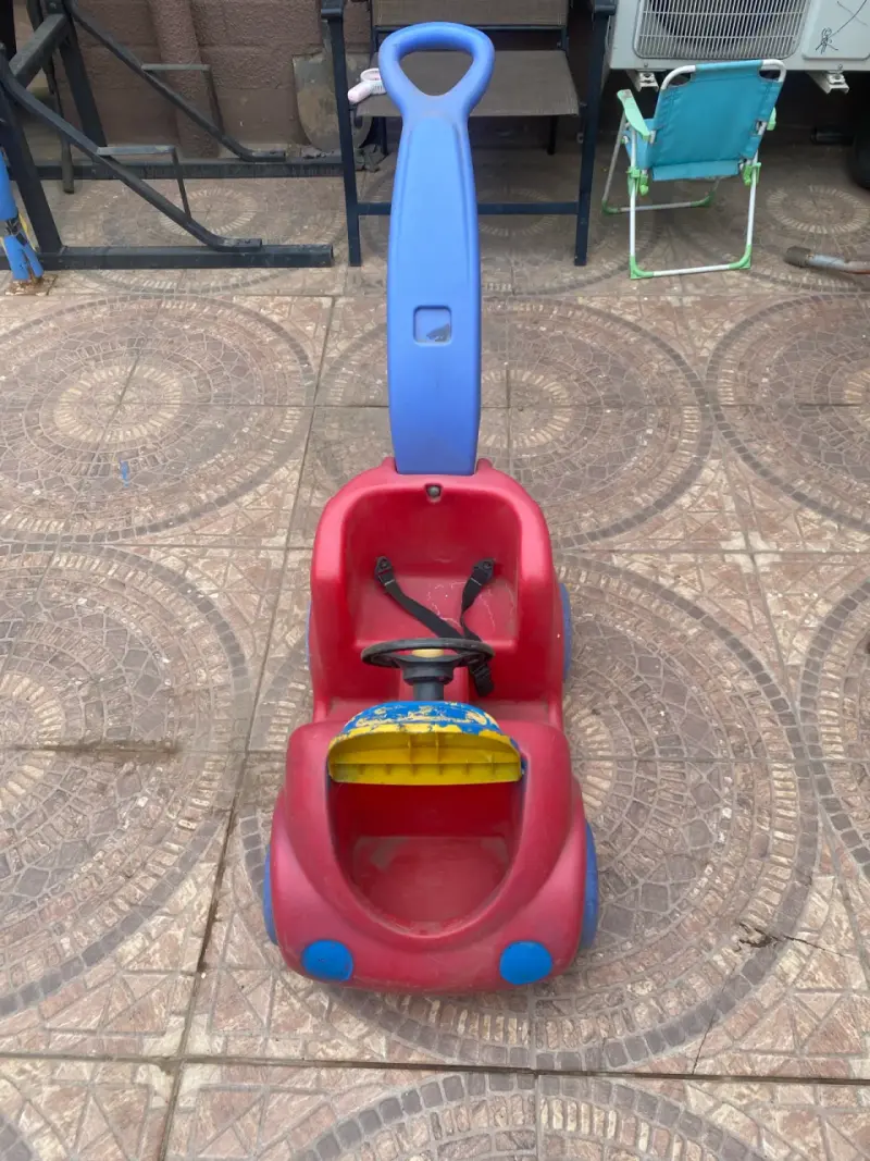 Auto de juguete rojo con mango