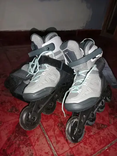 Patines en línea negros y grises - miniatura 1