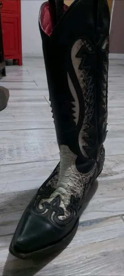 Botas vaqueras de piel negra y blanca - miniatura 1