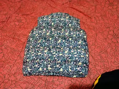 Chaleco acolchado floral - miniatura 2