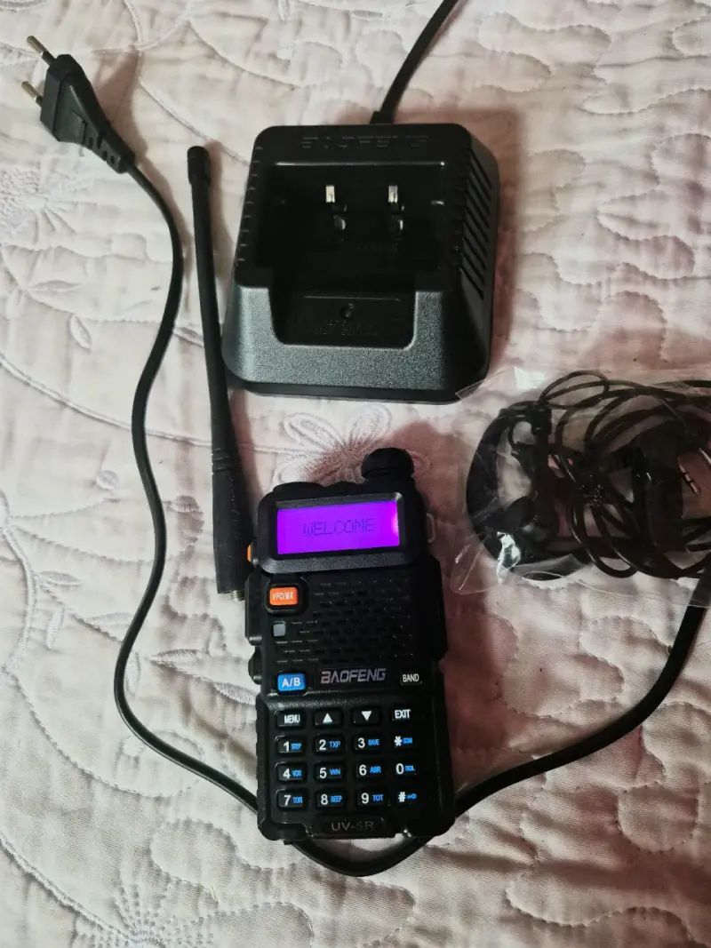 Radio Baofeng UV-5R con cargador y todo accesorios - 1