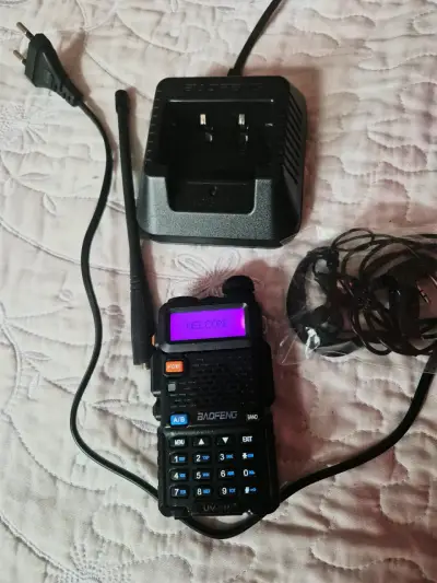 Radio Baofeng UV-5R con cargador y todo accesorios - miniatura 1