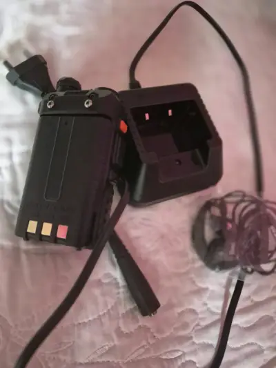 Radio Baofeng UV-5R con cargador y todo accesorios - miniatura 2