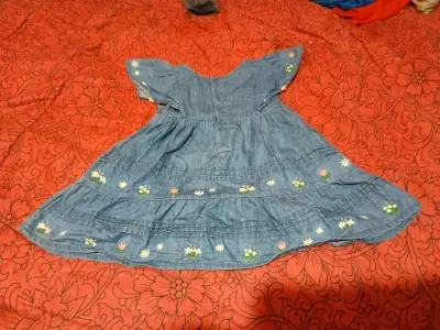 Vestido de mezclilla floral infantil - miniatura 2