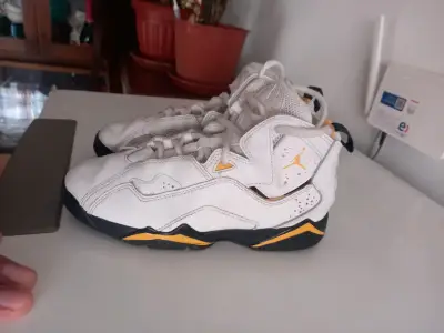 Zapatillas deportivas blancas con detalles - miniatura 1
