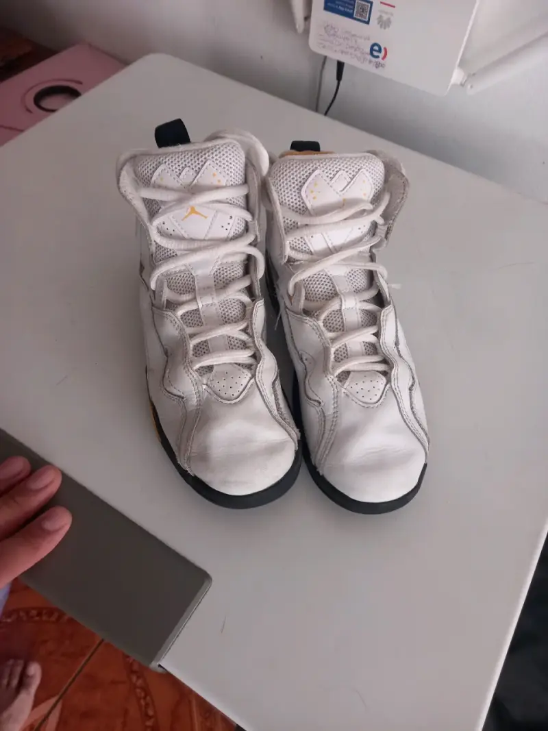 Zapatillas deportivas blancas con detalles - 2