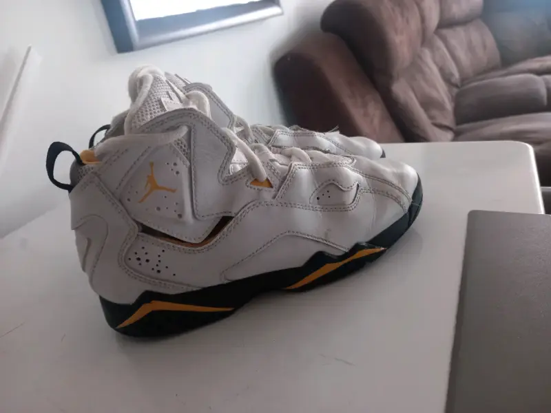 Zapatillas deportivas blancas con detalles - 3