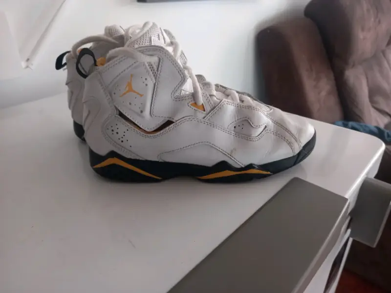 Zapatillas deportivas blancas con detalles - 4