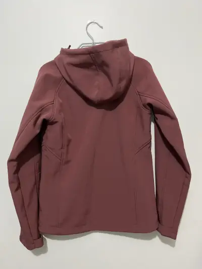 Chaqueta burdeo con capucha - miniatura 2