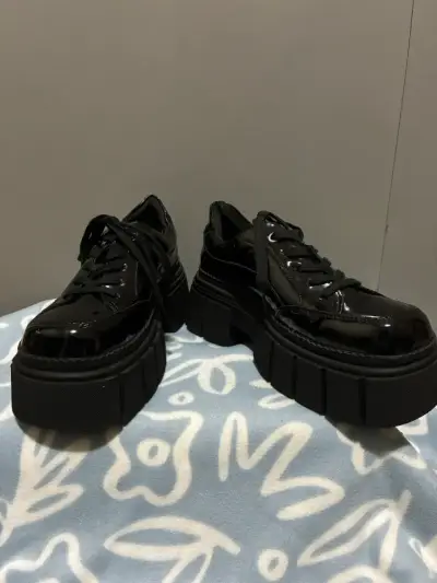 Zapatos chunky de charol, como nuevos - miniatura 1