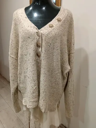 Suéter beige con botones grandes - miniatura 1