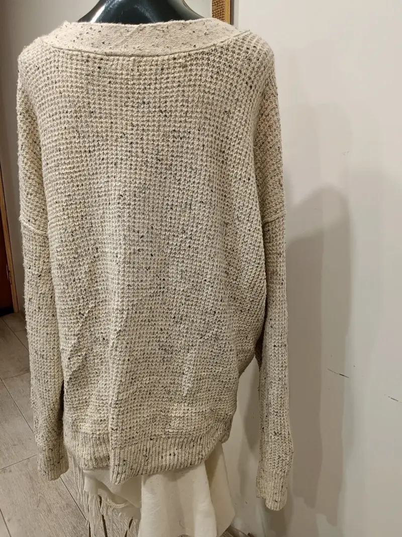 Suéter beige con botones grandes - 2