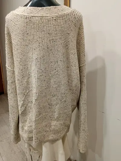 Suéter beige con botones grandes - miniatura 2