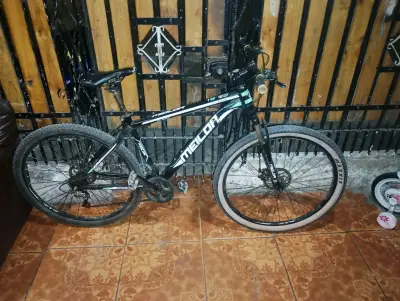 Bicicleta de montaña negra - miniatura 1