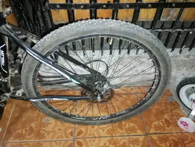 Bicicleta de montaña negra - miniatura 3