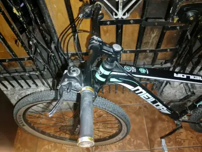 Bicicleta de montaña negra - miniatura 4