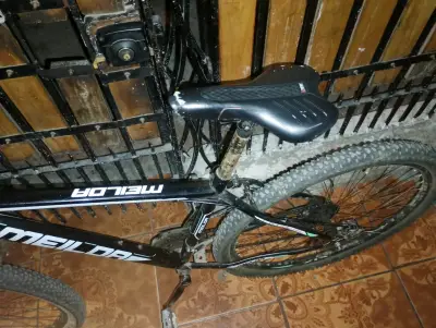 Bicicleta de montaña negra - miniatura 5