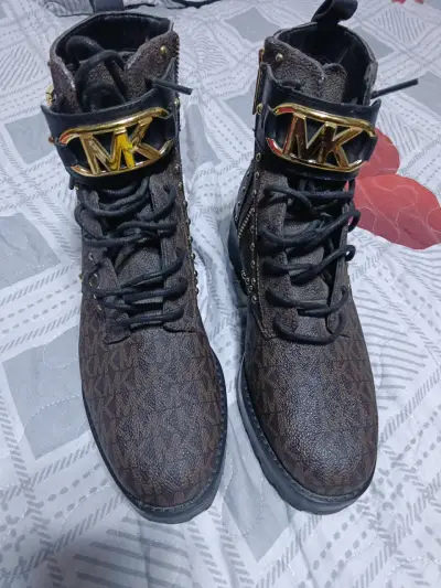 Botines con logo metálico - miniatura 1