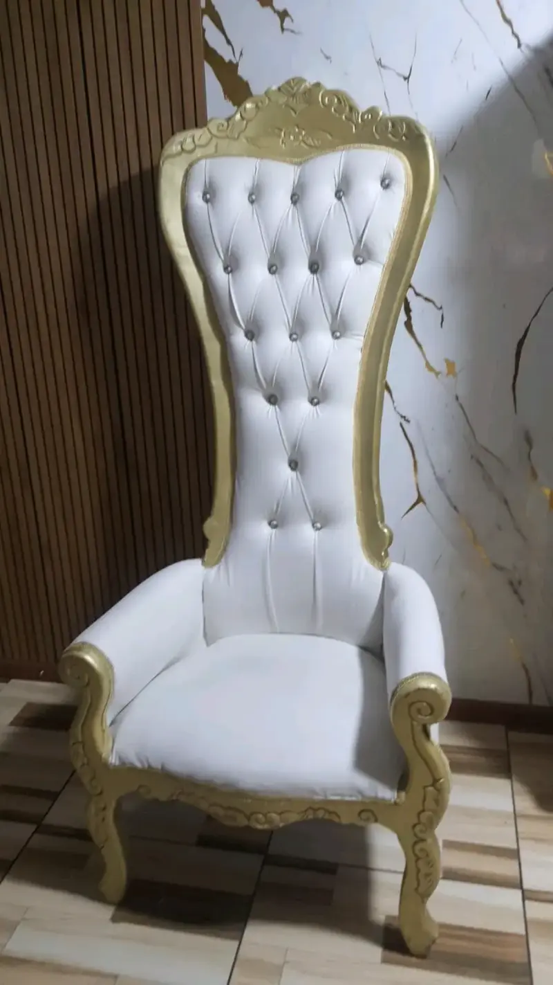 Sillón elegante de respaldo alto