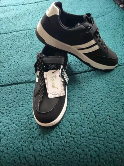Zapatillas negras con etiqueta nueva - miniatura 1