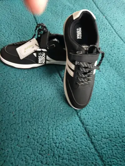 Zapatillas negras con etiqueta nueva - miniatura 2