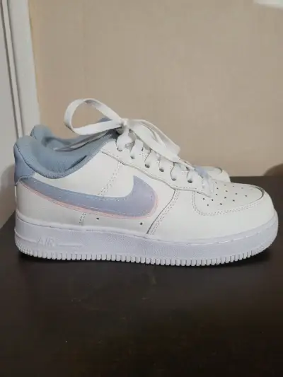 Zapatillas deportivas blancas y celestes - miniatura 1