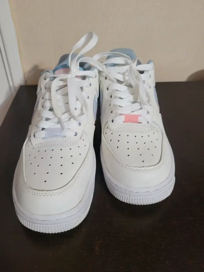 Zapatillas deportivas blancas y celestes - 2