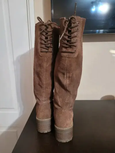 Botas de gamuza café - miniatura 2