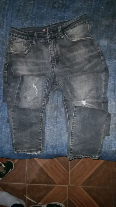 Jeans gastados de hombre - miniatura 1
