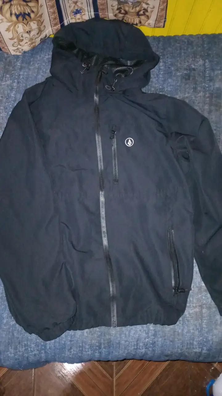 Chaqueta volcom negra con capucha - 1