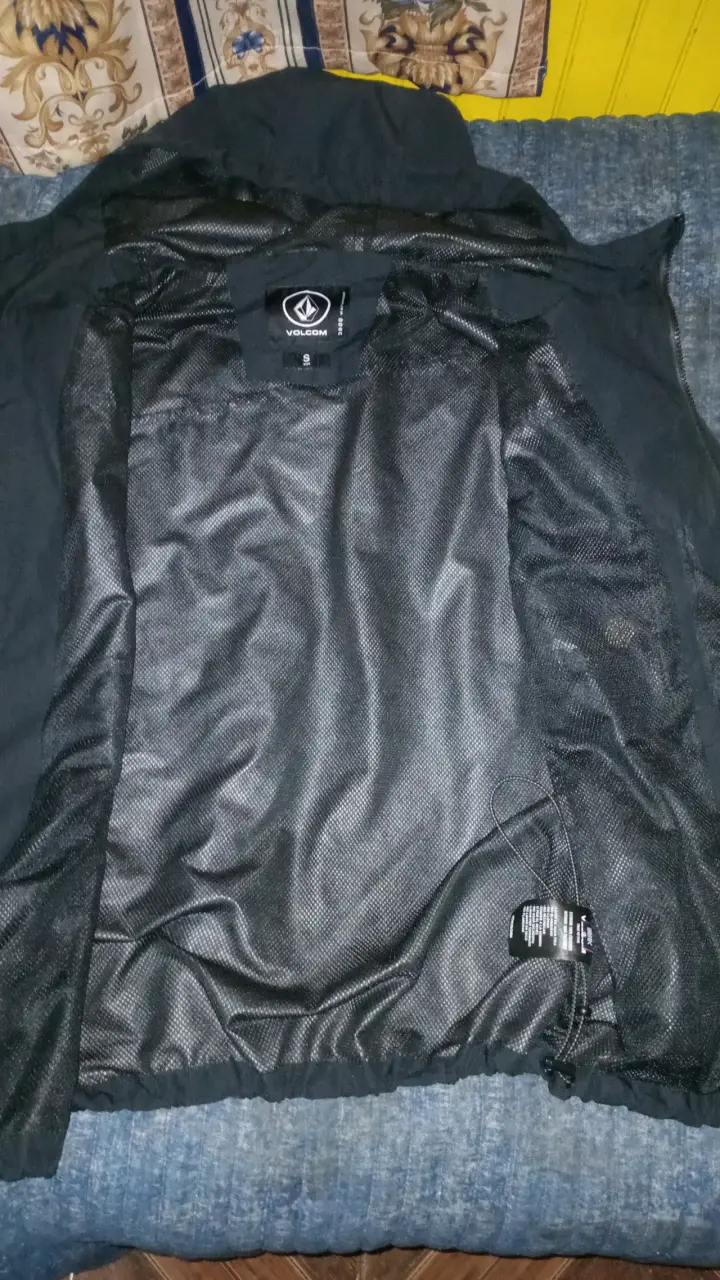 Chaqueta volcom negra con capucha - 2