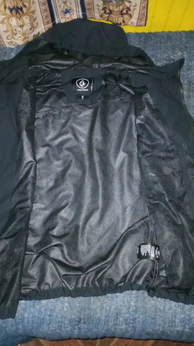 Chaqueta volcom negra con capucha - miniatura 2
